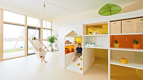 Kita, N�rnberg, Kindergarten, Kindertagesst�tte, Umbau, Neubau, Umnutzung, Parkhaus, Parkdeck, parking, remodeling, redesign, renovation, kids, Nuremberg, conversion, parking garage, on top, Dach, Autos, Beton, Siebziger, S�dstadt, Musikhaus Klier, Erdgeschoss, Klaudia Schreiner, Bayerisches Roten Kreuz, querw�rts Fotodesign, Andreas Klier, 2015, Fertigstellung, Wolke 10