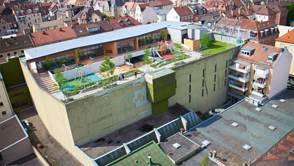 Kita, Nrnberg, Kindergarten, Kindertagessttte, Umbau, Neubau, Umnutzung, Parkhaus, Parkdeck, parking, remodeling, redesign, renovation, kids, Nuremberg, conversion, parking garage, on top, Dach, Autos, Beton, Siebziger, Sdstadt, Musikhaus Klier, Erdgeschoss, Klaudia Schreiner, Bayerisches Roten Kreuz, querwrts Fotodesign, Andreas Klier, 2015, Fertigstellung, Wolke 10