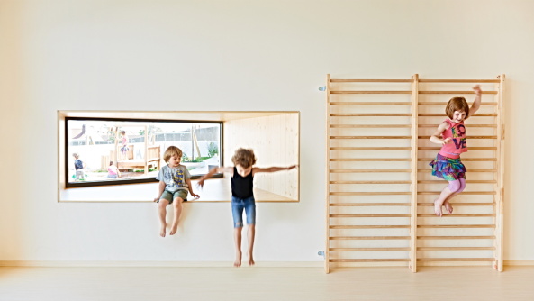 Kita, N�rnberg, Kindergarten, Kindertagesst�tte, Umbau, Neubau, Umnutzung, Parkhaus, Parkdeck, parking, remodeling, redesign, renovation, kids, Nuremberg, conversion, parking garage, on top, Dach, Autos, Beton, Siebziger, S�dstadt, Musikhaus Klier, Erdgeschoss, Klaudia Schreiner, Bayerisches Roten Kreuz, querw�rts Fotodesign, Andreas Klier, 2015, Fertigstellung, Wolke 10