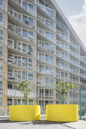 kita, wohnkomplex, stockholm, schweden, joliark, neubau, stein, grau, balkone, putz, hof, innenhof, wohnungsbau