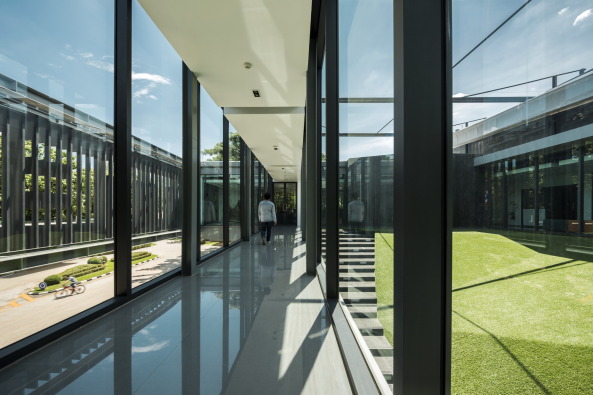 Aluminium, Fassade, gr�ne Rampe, green ramp, concrete, Beton, Thailand, Office AT, petrol, �l �lf�rderung, Nordthailand, PTTEP, staatliches Unternehmen, Lamellen, Atrium, architectural symbolism, Symbolik