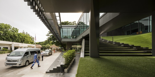 Aluminium, Fassade, gr�ne Rampe, green ramp, concrete, Beton, Thailand, Office AT, petrol, �l �lf�rderung, Nordthailand, PTTEP, staatliches Unternehmen, Lamellen, Atrium, architectural symbolism, Symbolik