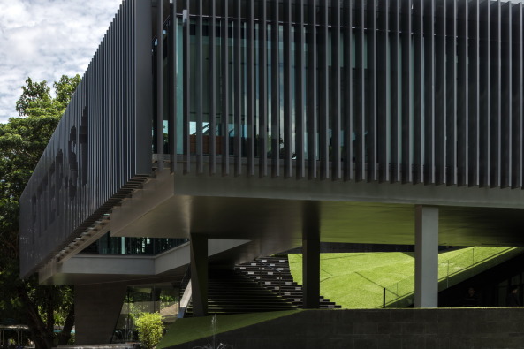 Aluminium, Fassade, grne Rampe, green ramp, concrete, Beton, Thailand, Office AT, petrol, l lfrderung, Nordthailand, PTTEP, staatliches Unternehmen, Lamellen, Atrium, architectural symbolism, Symbolik