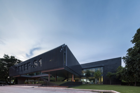 Aluminium, Fassade, gr�ne Rampe, green ramp, concrete, Beton, Thailand, Office AT, petrol, �l �lf�rderung, Nordthailand, PTTEP, staatliches Unternehmen, Lamellen, Atrium, architectural symbolism, Symbolik