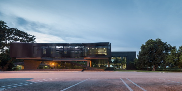 Aluminium, Fassade, grne Rampe, green ramp, concrete, Beton, Thailand, Office AT, petrol, l lfrderung, Nordthailand, PTTEP, staatliches Unternehmen, Lamellen, Atrium, architectural symbolism, Symbolik