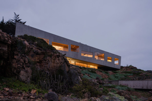 Topographie, Sichtbeton, Glas, Fassade, Villa, Knstler, Maler, Meerblick, Aussicht, Rahmung, Windschutz, Chile, unebenes Terrain, Kste, concrete, coast, view, framing, sea, ocean, Chile, 2015, Felipe Assadi Arquitectos, Santiago, painter, house