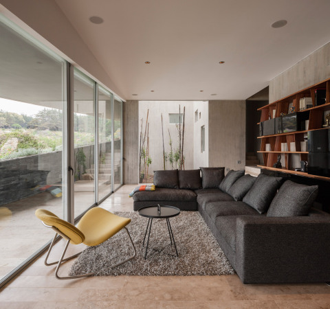 Topographie, Sichtbeton, Glas, Fassade, Villa, Knstler, Maler, Meerblick, Aussicht, Rahmung, Windschutz, Chile, unebenes Terrain, Kste