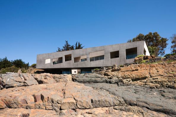 Topographie, Sichtbeton, Glas, Fassade, Villa, Knstler, Maler, Meerblick, Aussicht, Rahmung, Windschutz, Chile, unebenes Terrain, Kste, concrete, coast, view, framing, sea, ocean, Chile, 2015, Felipe Assadi Arquitectos, Santiago, painter, house