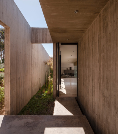 Topographie, Sichtbeton, Glas, Fassade, Villa, Knstler, Maler, Meerblick, Aussicht, Rahmung, Windschutz, Chile, unebenes Terrain, Kste, concrete, coast, view, framing, sea, ocean, Chile, 2015, Felipe Assadi Arquitectos, Santiago, painter, house
