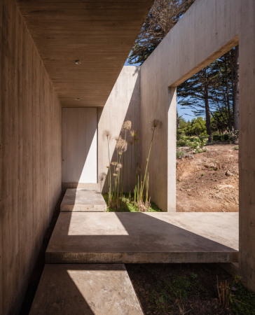 Topographie, Sichtbeton, Glas, Fassade, Villa, Knstler, Maler, Meerblick, Aussicht, Rahmung, Windschutz, Chile, unebenes Terrain, Kste, concrete, coast, view, framing, sea, ocean, Chile, 2015, Felipe Assadi Arquitectos, Santiago, painter, house
