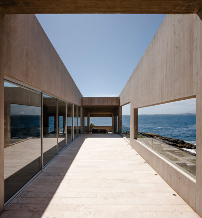 Topographie, Sichtbeton, Glas, Fassade, Villa, K�nstler, Maler, Meerblick, Aussicht, Rahmung, Windschutz, Chile, unebenes Terrain, K�ste