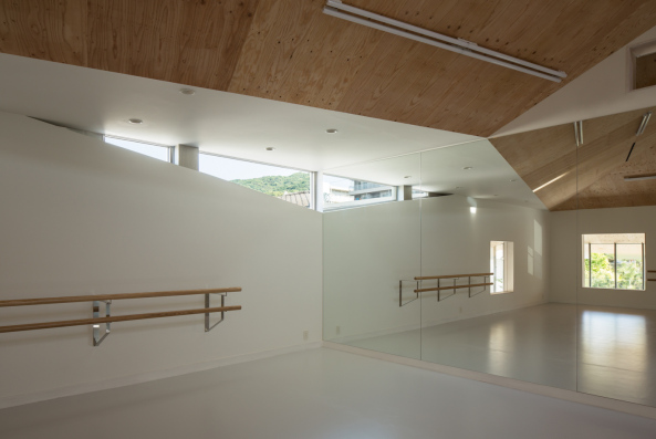 Stahl, steel, wood woll, Holzwolle, staircase, Treppe, Dach, Mansarddach, Tokushima, Japan, y+M design office Co, Kobe, Balett, dance school