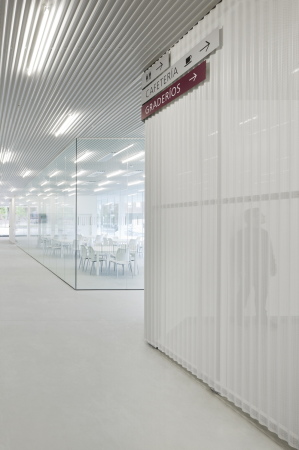 Gemeindezentrum, ATXT, Spanien, Baskenland, Neubau, 2015, civic centre, wei�, white facade, Fassade, Kultur, Schwimmbad, Pool, Sport, Sporthalle, Salbura, library, Bibliothek, Caf�, lounge, Centro C�vico Salburua, Juan Luis Geijo, Aitor Ortiz, Projekt, Fertigstellung, swimming pool, ACXT Architects, Arquitectos