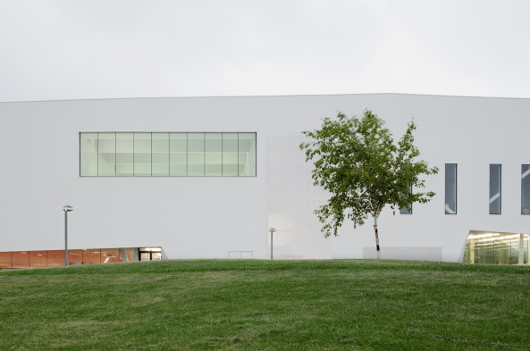 Gemeindezentrum, ATXT, Spanien, Baskenland, Neubau, 2015, civic centre, wei�, white facade, Fassade, Kultur, Schwimmbad, Pool, Sport, Sporthalle, Salbura, library, Bibliothek, Caf�, lounge, Centro C�vico Salburua, Juan Luis Geijo, Aitor Ortiz, Projekt, Fertigstellung, swimming pool, ACXT Architects, Arquitectos