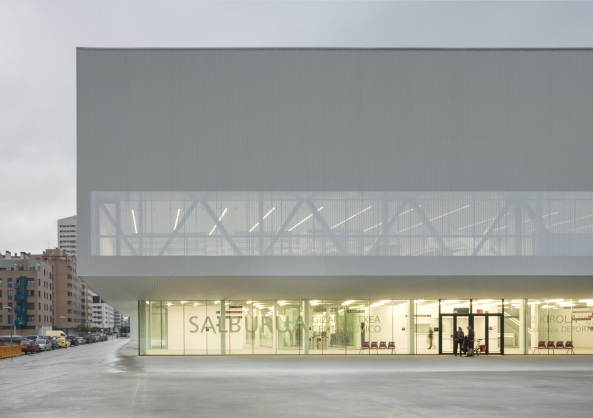 Gemeindezentrum, ATXT, Spanien, Baskenland, Neubau, 2015, civic centre, wei, white facade, Fassade, Kultur, Schwimmbad, Pool, Sport, Sporthalle, Salbura, library, Bibliothek, Caf, lounge, Centro Cvico Salburua, Juan Luis Geijo, Aitor Ortiz, Projekt, Fertigstellung, swimming pool, ACXT Architects, Arquitectos