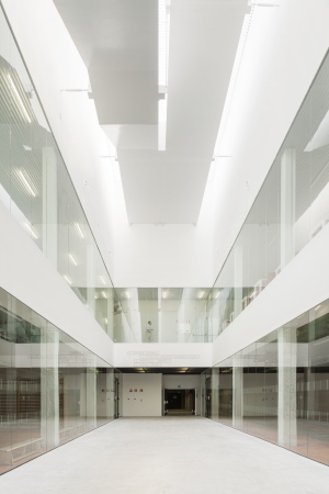 Gemeindezentrum, ATXT, Spanien, Baskenland, Neubau, 2015, civic centre, wei, white facade, Fassade, Kultur, Schwimmbad, Pool, Sport, Sporthalle, Salbura, library, Bibliothek, Caf, lounge, Centro Cvico Salburua, Juan Luis Geijo, Aitor Ortiz, Projekt, Fertigstellung, swimming pool, ACXT Architects, Arquitectos