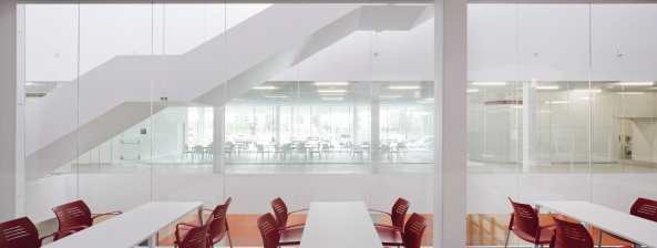 Gemeindezentrum, ATXT, Spanien, Baskenland, Neubau, 2015, civic centre, wei�, white facade, Fassade, Kultur, Schwimmbad, Pool, Sport, Sporthalle, Salbura, library, Bibliothek, Caf�, lounge, Centro C�vico Salburua, Juan Luis Geijo, Aitor Ortiz, Projekt, Fertigstellung, swimming pool, ACXT Architects, Arquitectos