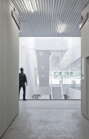 Gemeindezentrum, ATXT, Spanien, Baskenland, Neubau, 2015, civic centre, wei�, white facade, Fassade, Kultur, Schwimmbad, Pool, Sport, Sporthalle, Salbura, library, Bibliothek, Caf�, lounge, Centro C�vico Salburua, Juan Luis Geijo, Aitor Ortiz, Projekt, Fertigstellung, swimming pool, ACXT Architects, Arquitectos