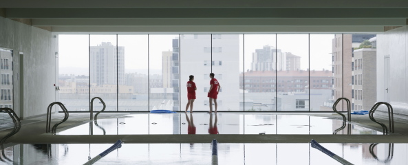 Gemeindezentrum, ATXT, Spanien, Baskenland, Neubau, 2015, civic centre, wei, white facade, Fassade, Kultur, Schwimmbad, Pool, Sport, Sporthalle, Salbura, library, Bibliothek, Caf, lounge, Centro Cvico Salburua, Juan Luis Geijo, Aitor Ortiz, Projekt, Fertigstellung, swimming pool, ACXT Architects, Arquitectos
