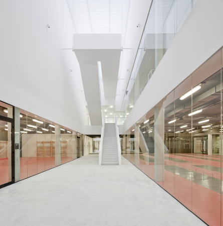 Gemeindezentrum, ATXT, Spanien, Baskenland, Neubau, 2015, civic centre, wei�, white facade, Fassade, Kultur, Schwimmbad, Pool, Sport, Sporthalle, Salbura, library, Bibliothek, Caf�, lounge, Centro C�vico Salburua, Juan Luis Geijo, Aitor Ortiz, Projekt, Fertigstellung, swimming pool, ACXT Architects, Arquitectos