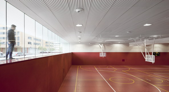 Gemeindezentrum, ATXT, Spanien, Baskenland, Neubau, 2015, civic centre, wei�, white facade, Fassade, Kultur, Schwimmbad, Pool, Sport, Sporthalle, Salbura, library, Bibliothek, Caf�, lounge, Centro C�vico Salburua, Juan Luis Geijo, Aitor Ortiz, Projekt, Fertigstellung, swimming pool, ACXT Architects, Arquitectos