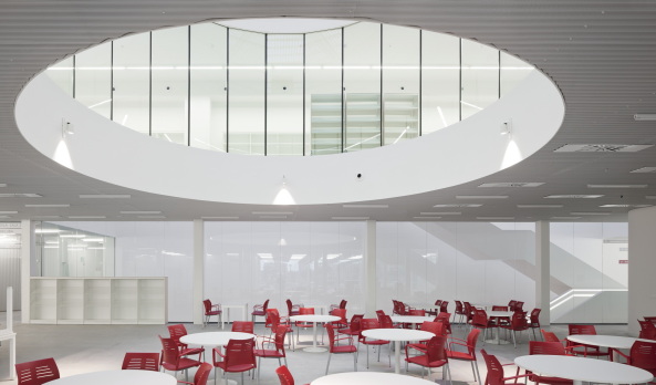 Gemeindezentrum, ATXT, Spanien, Baskenland, Neubau, 2015, civic centre, wei�, white facade, Fassade, Kultur, Schwimmbad, Pool, Sport, Sporthalle, Salbura, library, Bibliothek, Caf�, lounge, Centro C�vico Salburua, Juan Luis Geijo, Aitor Ortiz, Projekt, Fertigstellung, swimming pool, ACXT Architects, Arquitectos