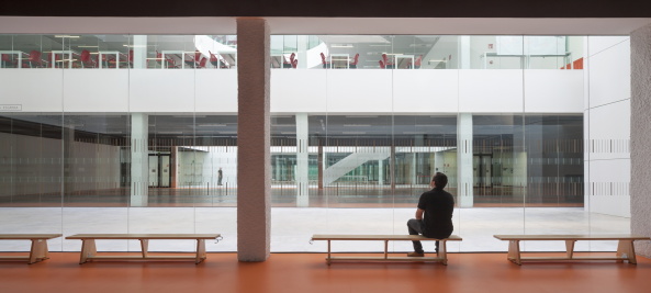 Gemeindezentrum, ATXT, Spanien, Baskenland, Neubau, 2015, civic centre, wei�, white facade, Fassade, Kultur, Schwimmbad, Pool, Sport, Sporthalle, Salbura, library, Bibliothek, Caf�, lounge, Centro C�vico Salburua, Juan Luis Geijo, Aitor Ortiz, Projekt, Fertigstellung, swimming pool, ACXT Architects, Arquitectos