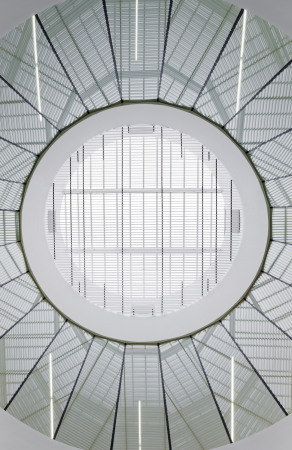 Gemeindezentrum, ATXT, Spanien, Baskenland, Neubau, 2015, civic centre, wei�, white facade, Fassade, Kultur, Schwimmbad, Pool, Sport, Sporthalle, Salbura, library, Bibliothek, Caf�, lounge, Centro C�vico Salburua, Juan Luis Geijo, Aitor Ortiz, Projekt, Fertigstellung, swimming pool, ACXT Architects, Arquitectos