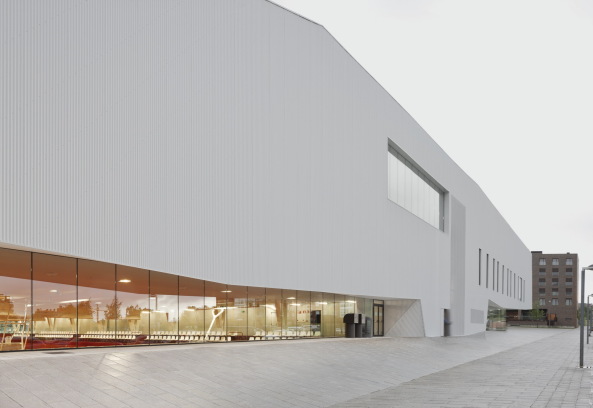 Gemeindezentrum, ATXT, Spanien, Baskenland, Neubau, 2015, civic centre, wei�, white facade, Fassade, Kultur, Schwimmbad, Pool, Sport, Sporthalle, Salbura, library, Bibliothek, Caf�, lounge, Centro C�vico Salburua, Juan Luis Geijo, Aitor Ortiz, Projekt, Fertigstellung, swimming pool, ACXT Architects, Arquitectos