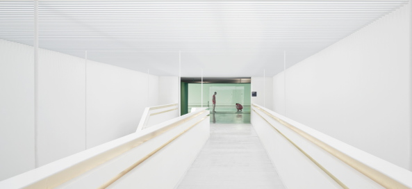 Gemeindezentrum, ATXT, Spanien, Baskenland, Neubau, 2015, civic centre, wei, white facade, Fassade, Kultur, Schwimmbad, Pool, Sport, Sporthalle, Salbura, library, Bibliothek, Caf, lounge, Centro Cvico Salburua, Juan Luis Geijo, Aitor Ortiz, Projekt, Fertigstellung, swimming pool, ACXT Architects, Arquitectos