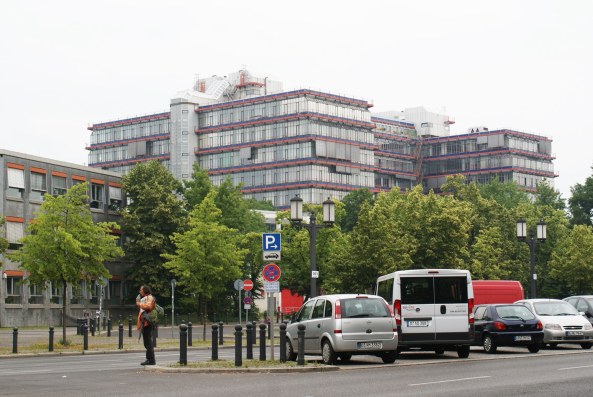 Ein Besuch im Fun Palace der Mathematik; Georg Kohlmaiers komoderne in Berlin; Technische Universitt Berlin; Barna von Sartory; Bredero Betonstein; Sonnenfalle; Schaum und Technik; Sanierung; Abriss; Luise Rellensmann; Stephan Becker; Brohaus; Glashaus; Berlin