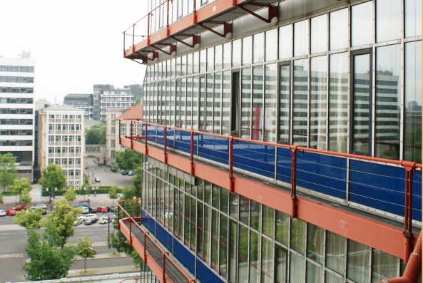 Ein Besuch im Fun Palace der Mathematik; Georg Kohlmaiers komoderne in Berlin; Technische Universitt Berlin; Barna von Sartory; Bredero Betonstein; Sonnenfalle; Schaum und Technik; Sanierung; Abriss; Luise Rellensmann; Stephan Becker; Brohaus; Glashaus; Berlin