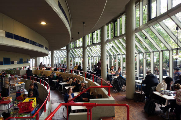 Ein Besuch im Fun Palace der Mathematik; Georg Kohlmaiers komoderne in Berlin; Technische Universitt Berlin; Barna von Sartory; Bredero Betonstein; Sonnenfalle; Schaum und Technik; Sanierung; Abriss; Luise Rellensmann; Stephan Becker; Brohaus; Glashaus; Berlin