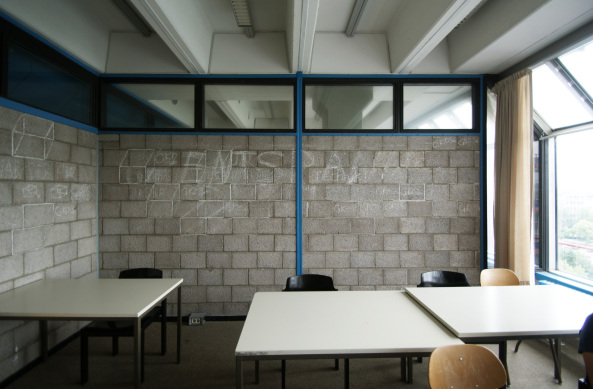 Ein Besuch im Fun Palace der Mathematik; Georg Kohlmaiers komoderne in Berlin; Technische Universitt Berlin; Barna von Sartory; Bredero Betonstein; Sonnenfalle; Schaum und Technik; Sanierung; Abriss; Luise Rellensmann; Stephan Becker; Brohaus; Glashaus; Berlin