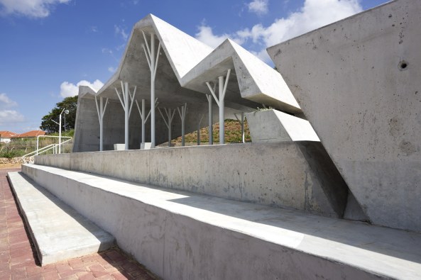 israel, shai epstein, Ron Shenkin, friedhof, pavillon, dach, baum, baumsttzen, beton, sichtbeton, neubau, symbol, trauer, pardesia, mittelmeerkste, netanya