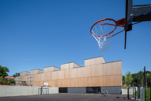 Sporthalle, 2015, Fertigstellung, Neubau, Holzfassade, Frankreich, France, Konstruktion, Holzkonstruktion, Dmmung, Stroh, natrlich, Hacine Cherifi gymnasium, Rillieux-La-Pape, Tectoniques Architectes, ko, Marcel Cerdan, Boxer, Astroballe, Lyon, Groraum, sports, new building, Vorort,11h45, Tectoniques Architects