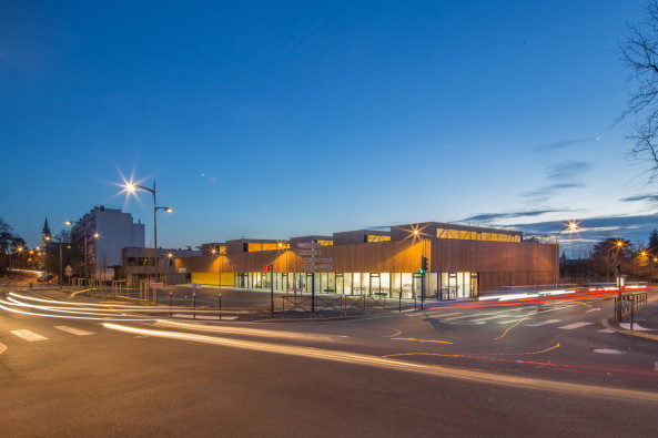 Sporthalle, 2015, Fertigstellung, Neubau, Holzfassade, Frankreich, France, Konstruktion, Holzkonstruktion, Dmmung, Stroh, natrlich, Hacine Cherifi gymnasium, Rillieux-La-Pape, Tectoniques Architectes, ko, Marcel Cerdan, Boxer, Astroballe, Lyon, Groraum, sports, new building, Vorort,11h45, Tectoniques Architects