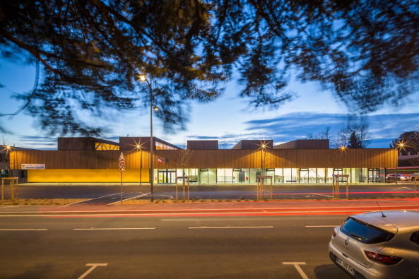Sporthalle, 2015, Fertigstellung, Neubau, Holzfassade, Frankreich, France, Konstruktion, Holzkonstruktion, Dmmung, Stroh, natrlich, Hacine Cherifi gymnasium, Rillieux-La-Pape, Tectoniques Architectes, ko, Marcel Cerdan, Boxer, Astroballe, Lyon, Groraum, sports, new building, Vorort,11h45, Tectoniques Architects
