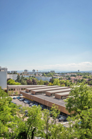 Sporthalle, 2015, Fertigstellung, Neubau, Holzfassade, Frankreich, France, Konstruktion, Holzkonstruktion, Dmmung, Stroh, natrlich, Hacine Cherifi gymnasium, Rillieux-La-Pape, Tectoniques Architectes, ko, Marcel Cerdan, Boxer, Astroballe, Lyon, Groraum, sports, new building, Vorort,11h45, Tectoniques Architects