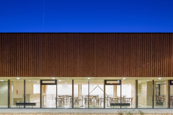 Sporthalle, 2015, Fertigstellung, Neubau, Holzfassade, Frankreich, France, Konstruktion, Holzkonstruktion, Dmmung, Stroh, natrlich, Hacine Cherifi gymnasium, Rillieux-La-Pape, Tectoniques Architectes, ko, Marcel Cerdan, Boxer, Astroballe, Lyon, Groraum, sports, new building, Vorort,11h45, Tectoniques Architects