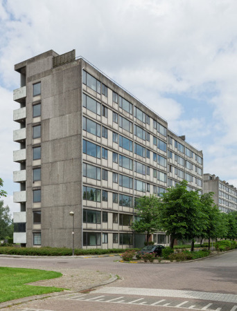 Brutalismus, Sozialer Wohnungsbau, Bauen im Bestand, Entkernung, Betonskelett, Sanierungsgebiet, Antwerpen, Atelier Kempe Thill, Wohnungsbau, Transformation, Glasfassade, Vollverglasung, Laubengnge, Beton, Zeilenbauten, 70er Jahre