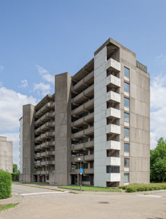 Brutalismus, Sozialer Wohnungsbau, Bauen im Bestand, Entkernung, Betonskelett, Sanierungsgebiet, Antwerpen, Atelier Kempe Thill, Wohnungsbau, Transformation, Glasfassade, Vollverglasung, Laubengnge, Beton, Zeilenbauten, 70er Jahre
