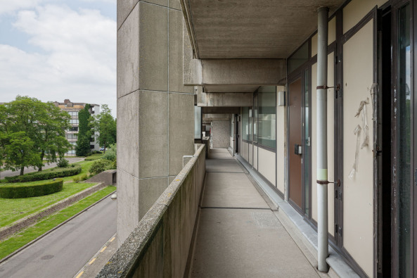 Brutalismus, Sozialer Wohnungsbau, Bauen im Bestand, Entkernung, Betonskelett, Sanierungsgebiet, Antwerpen, Atelier Kempe Thill, Wohnungsbau, Transformation, Glasfassade, Vollverglasung, Laubengnge, Beton, Zeilenbauten, 70er Jahre