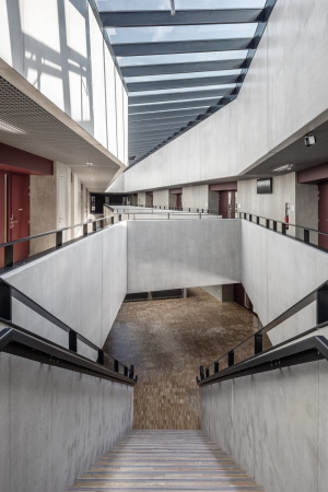 auer, weber, europäische schule, europaschule, straßburg, frankreich, neubau, beton, diplomatie, diplomaten, europa, schiefe winkel, schiefwinklig, horizontal, campus, innenhof, atrium, Aldo Amoretti