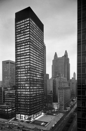 Phyllis Lambert, Mies van der Rohe, Seagram Building, New York, CCI, Buidling Seagram, Interview, BauNetz, Stephan Burkoff, Jeanette Kunsmann, Interviews mit Architekten, Goldener Lwe, Rem Koolhaas, Saidye Bronfman Centre, Lebenswerk, Joan of Architecture, DOKU.ARTS Festival in Berlin, Phyllis Lambert Film, Zeughauskino, Seagram, Stahl, Beton, Anikka Bauer, Berlin,