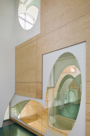 Kirche, Kapelle, Umbau, Holz, Glas, Schule, Kinder, Jugendliche, Lichtmanipulation, Einbauten, Gebude im Gebude, Flandern