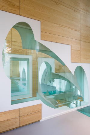 Kirche, Kapelle, Umbau, Holz, Glas, Schule, Kinder, Jugendliche, Lichtmanipulation, Einbauten, Gebude im Gebude, Flandern