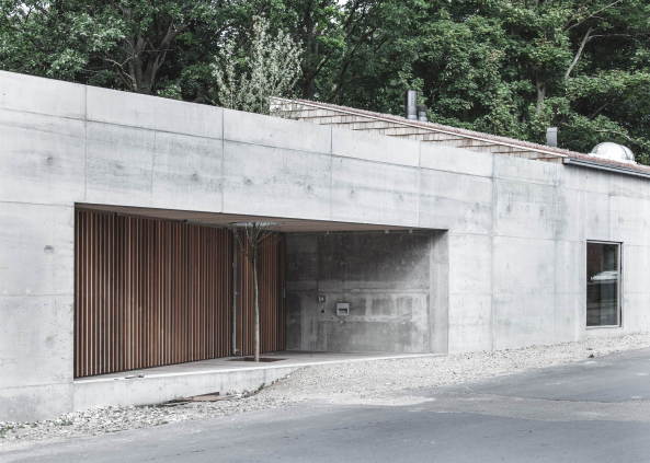 Town Hall, village hall, Gemeindehaus, 2015, Kinder, Spielplatz, Beton, Holz, Schindeln, Verkleidung, Halle, Neubau, concrete, Beton, Kopenhagen, Sndermarken, Canadian cedar, copenhagen, courtyard, Hof, Innenhof, 2015, Sophus Sbye Architects, Dmmbeton, Leichbeton, kantig, roh, rau, unbehandelt, Park, Minimalismus, Sndre Fasanvej, Frederiksberg