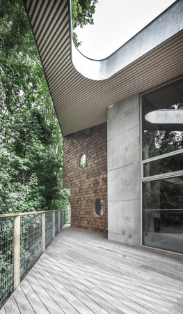 Town Hall, village hall, Gemeindehaus, 2015, Kinder, Spielplatz, Beton, Holz, Schindeln, Verkleidung, Halle, Neubau, concrete, Beton, Kopenhagen, Sndermarken, Canadian cedar, copenhagen, courtyard, Hof, Innenhof, 2015, Sophus Sbye Architects, Dmmbeton, Leichbeton, kantig, roh, rau, unbehandelt, Park, Minimalismus, Sndre Fasanvej, Frederiksberg