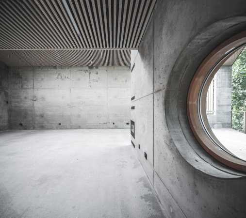 Town Hall, village hall, Gemeindehaus, 2015, Kinder, Spielplatz, Beton, Holz, Schindeln, Verkleidung, Halle, Neubau, concrete, Beton, Kopenhagen, Sndermarken, Canadian cedar, copenhagen, courtyard, Hof, Innenhof, 2015, Sophus Sbye Architects, Dmmbeton, Leichbeton, kantig, roh, rau, unbehandelt, Park, Minimalismus, Sndre Fasanvej, Frederiksberg